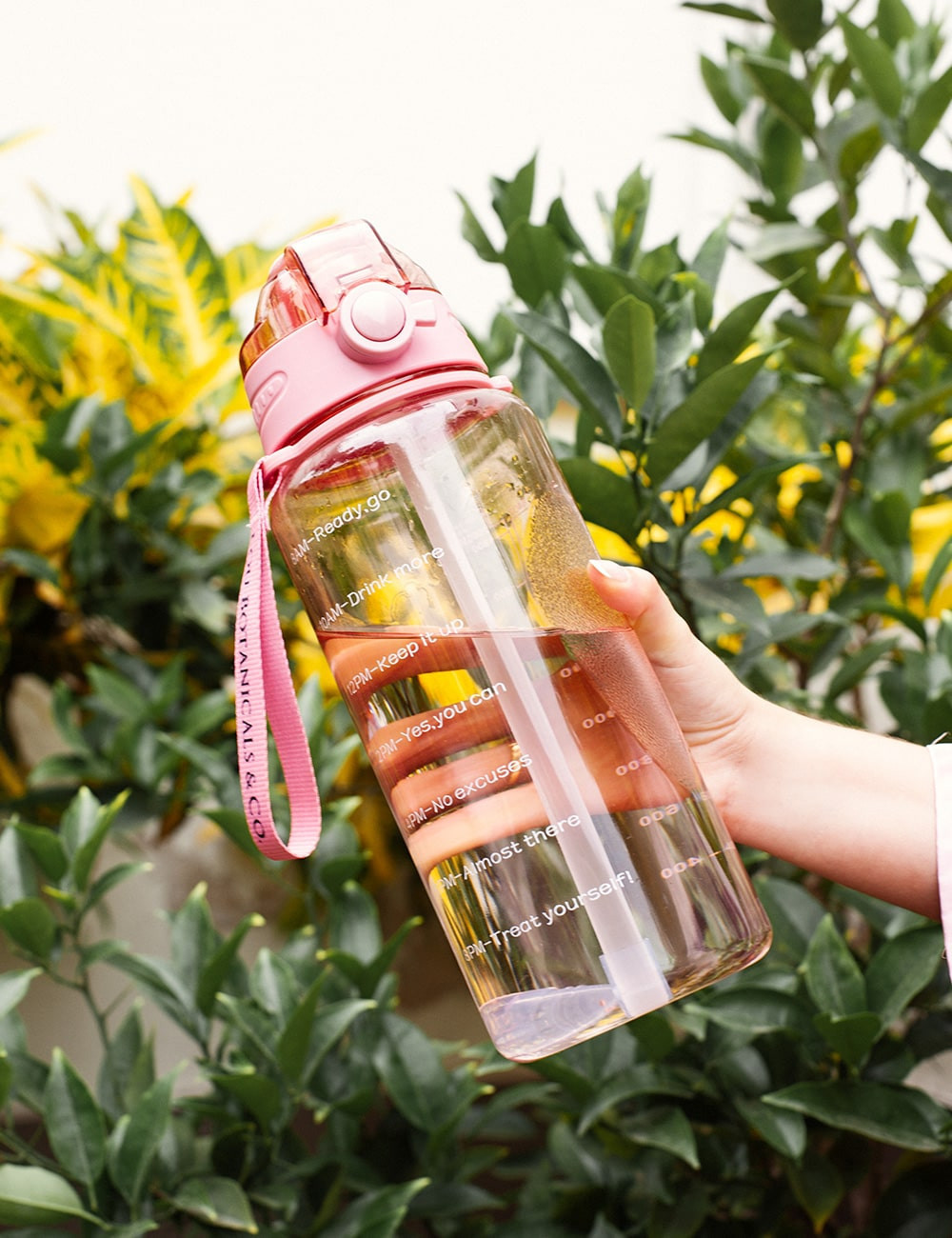 DESCONTINUADO THE KIND WATER BOTTLE: Botella de agua rosada de 2 litros