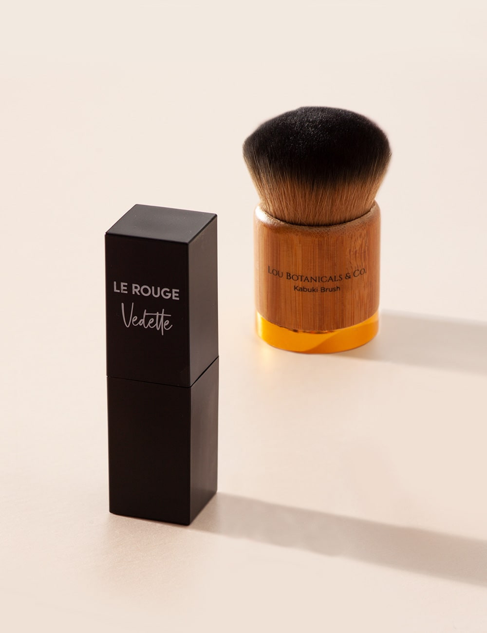 PACK LE ROUGE + KABUKI BRUSH: Labial rojo con brocha para maquillaje